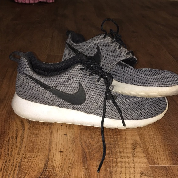 Nike Shoes - Nike Roshe sneakers